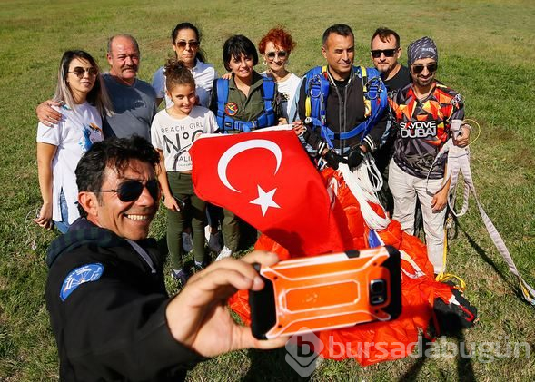 Hatice Hemşire 4 bin metreden protez bacağıyla atladı