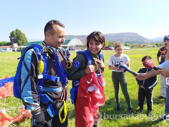 Hatice Hemşire 4 bin metreden protez bacağıyla atladı