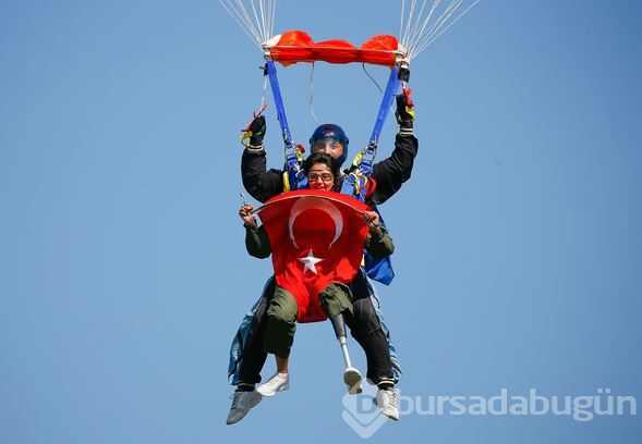 Hatice Hemşire 4 bin metreden protez bacağıyla atladı
