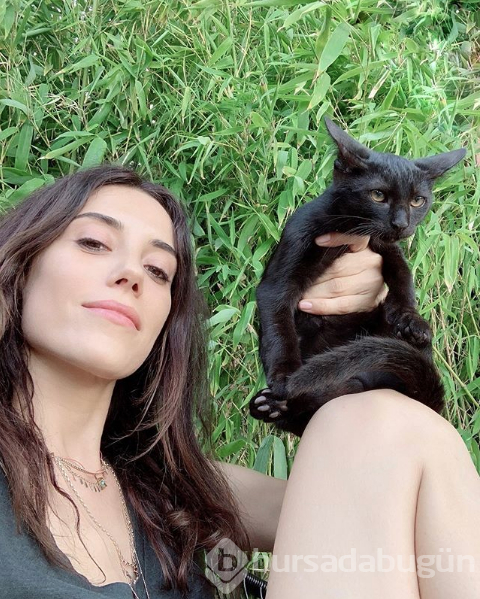 Cansu Dere'nin doğal güzelliği sosyal medyaya damga vurdu