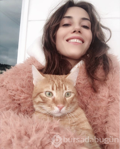 Cansu Dere'nin doğal güzelliği sosyal medyaya damga vurdu