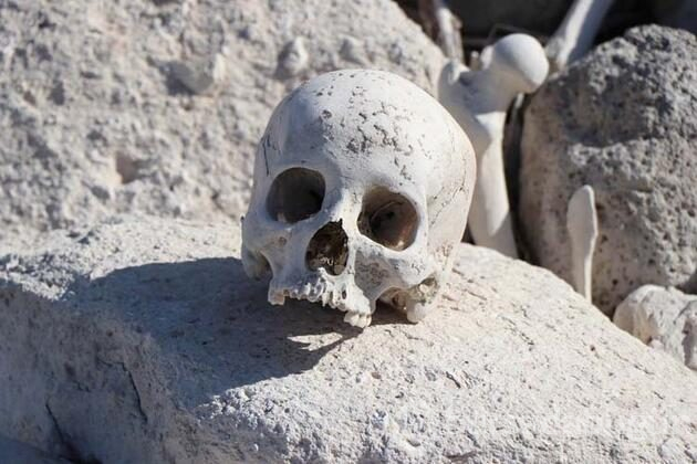 İskeletler ve kafatasları etrafa saçıldı