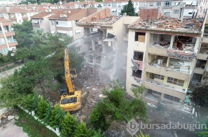  Risk taşıyan binaların yıkımına başlandı