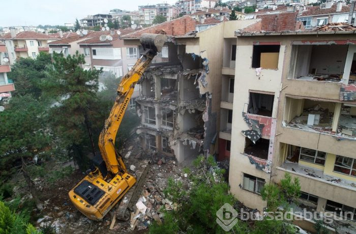  Risk taşıyan binaların yıkımına başlandı