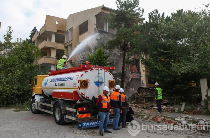  Risk taşıyan binaların yıkımına başlandı