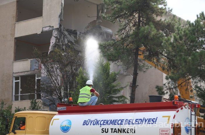  Risk taşıyan binaların yıkımına başlandı