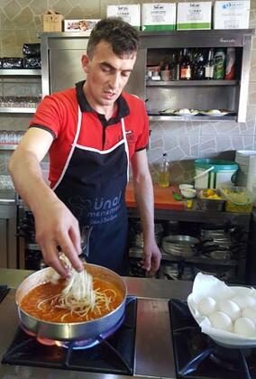  'Çakallı menemen' yoğun ilgi görüyor