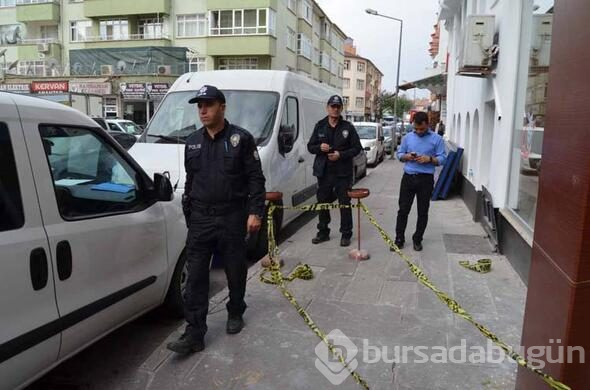 Eşinin çantasından çıkardığı tüfekle, rakiplerini vurdu