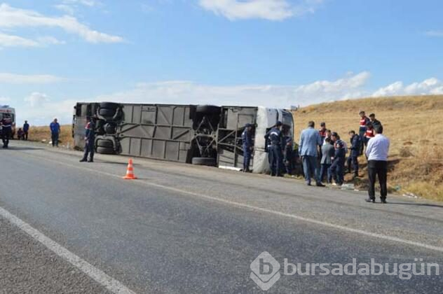 Tur otobüsü devrildi: 1 ölü, 30 yaralı!
