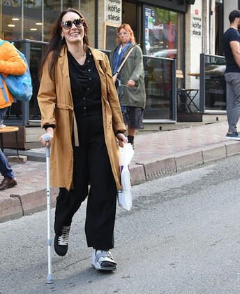 Melisa Sözen koltuk değnekleri ile yürüyor!