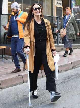 Melisa Sözen koltuk değnekleri ile yürüyor!