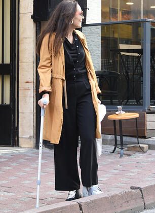 Melisa Sözen koltuk değnekleri ile yürüyor!