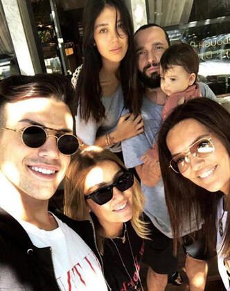 Demet Akalın-Berkay dostluğuna mesafe getiren kol saati!
