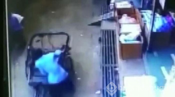 İkinci kattan düşen çocuk kurtuldu!