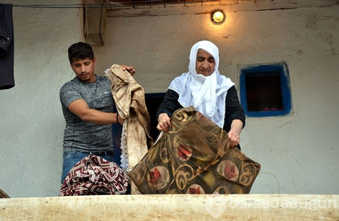Sel 3 kişiyi yaralandı