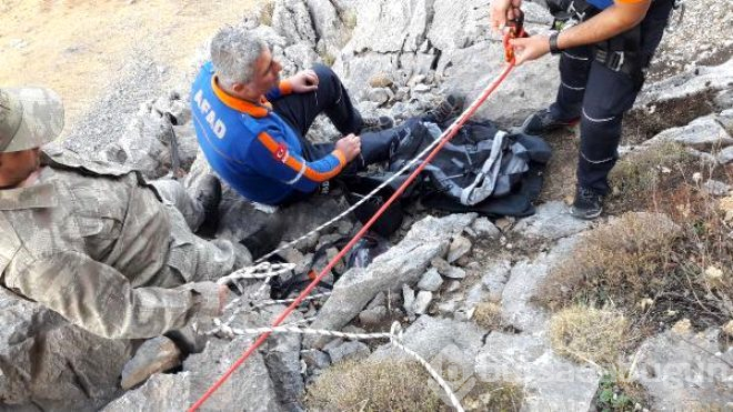 Bir hafta kayalıklarda mahsur kalan keçiler kurtarıldı