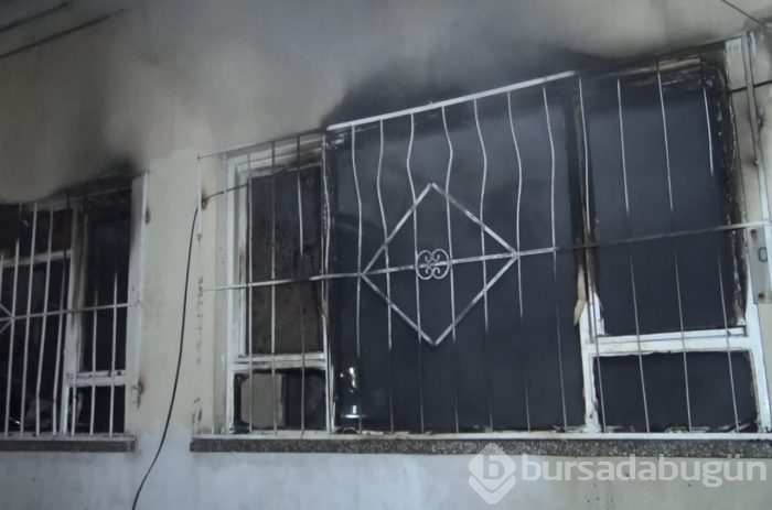 Bursa'da düşen mum evini yaktı!