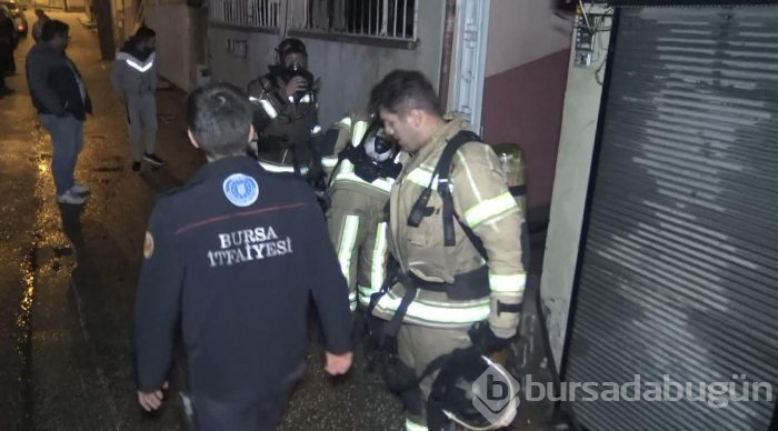 Bursa'da düşen mum evini yaktı!