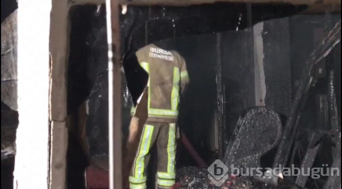 Bursa'da düşen mum evini yaktı!