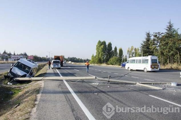 Servis minibüsü devrildi!