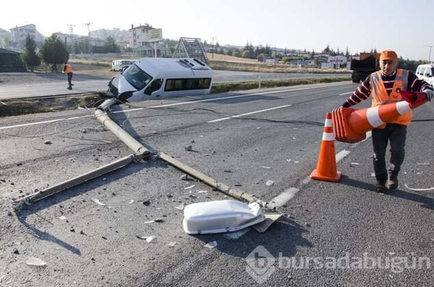 Servis minibüsü devrildi!