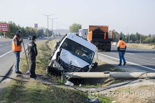 Servis minibüsü devrildi!