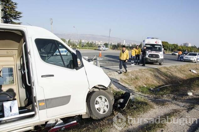Servis minibüsü devrildi!