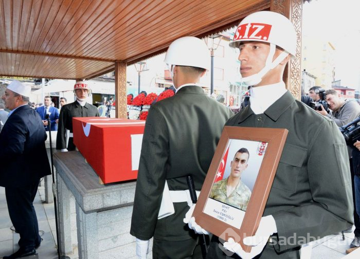 Şehit piyade er Sezai Eşkioğlu'nun cenazesinde hoş karşılanmayan manzara