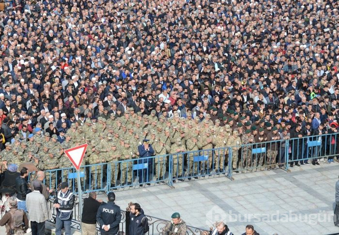 Şehit piyade er Sezai Eşkioğlu'nun cenazesinde hoş karşılanmayan manzara