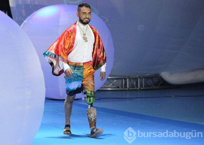 Bu defile bildiğinize benzemiyor