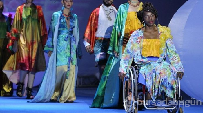 Bu defile bildiğinize benzemiyor