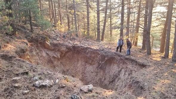 Spil Dağı zirvesinde obruk oluştu