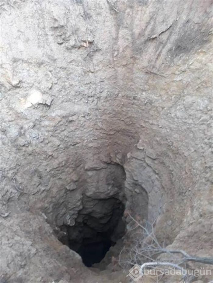 Spil Dağı zirvesinde obruk oluştu