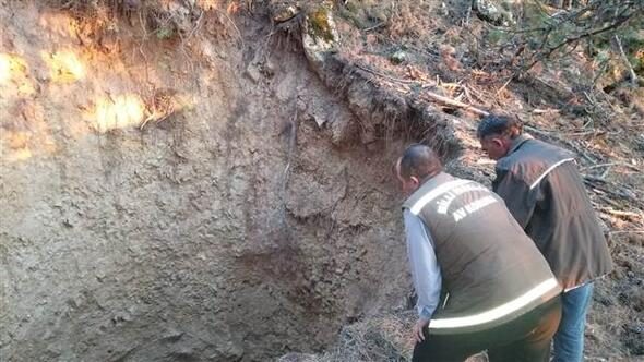 Spil Dağı zirvesinde obruk oluştu
