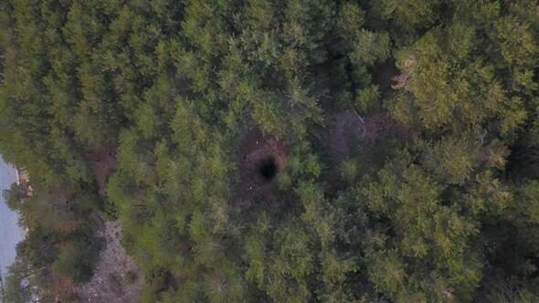 Spil Dağı zirvesinde obruk oluştu