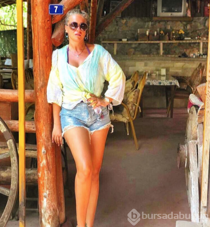 Yatakta atletli poz başına bela oldu!