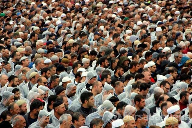 Tabuta dokunmak için yarıştılar