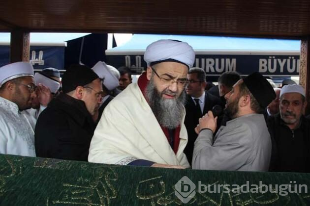 Tabuta dokunmak için yarıştılar