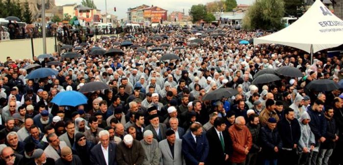 Tabuta dokunmak için yarıştılar
