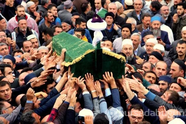 Tabuta dokunmak için yarıştılar