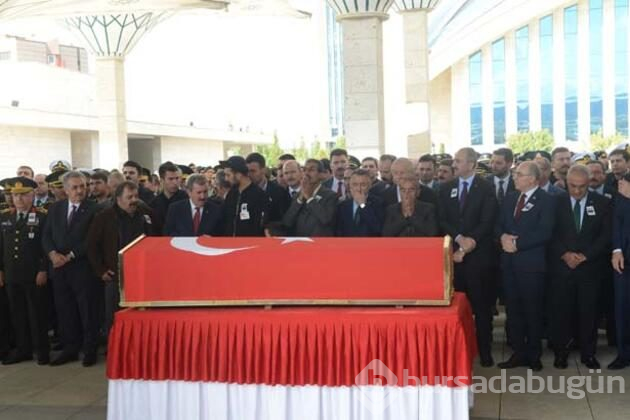 Şehit nişanlısını gelinlikle son yolculuğa uğurladı