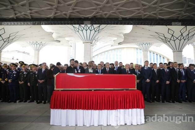 Şehit nişanlısını gelinlikle son yolculuğa uğurladı