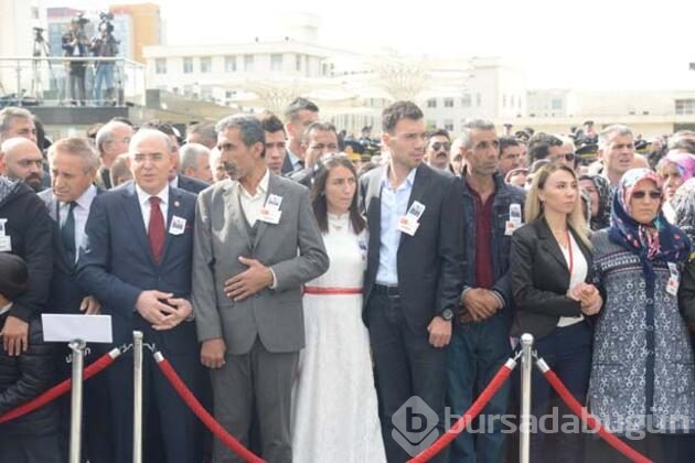 Şehit nişanlısını gelinlikle son yolculuğa uğurladı