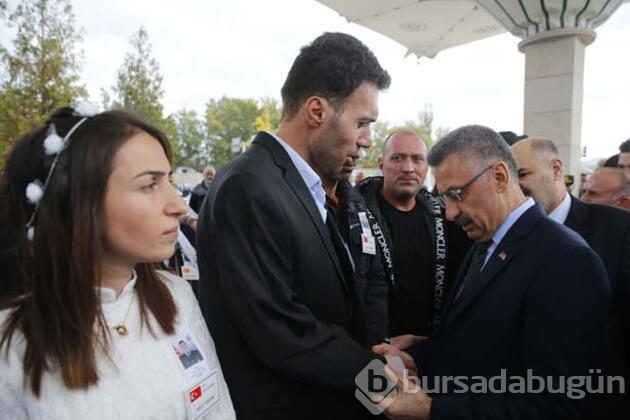 Şehit nişanlısını gelinlikle son yolculuğa uğurladı
