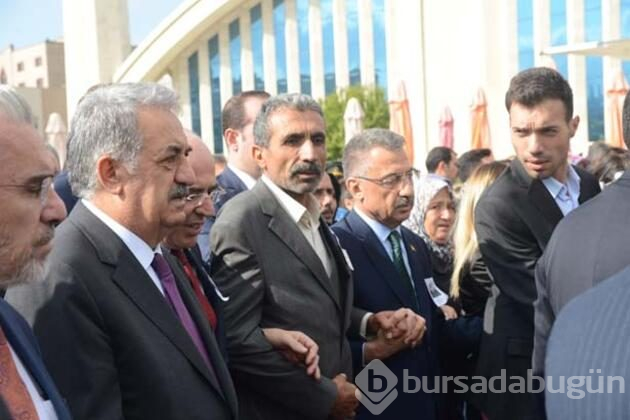 Şehit nişanlısını gelinlikle son yolculuğa uğurladı