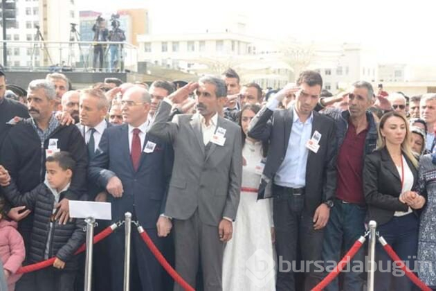 Şehit nişanlısını gelinlikle son yolculuğa uğurladı