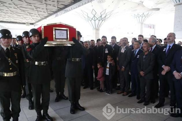 Şehit nişanlısını gelinlikle son yolculuğa uğurladı