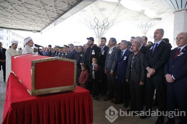 Şehit nişanlısını gelinlikle son yolculuğa uğurladı