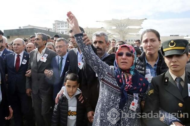 Şehit nişanlısını gelinlikle son yolculuğa uğurladı