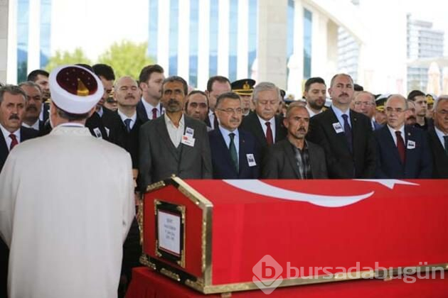Şehit nişanlısını gelinlikle son yolculuğa uğurladı